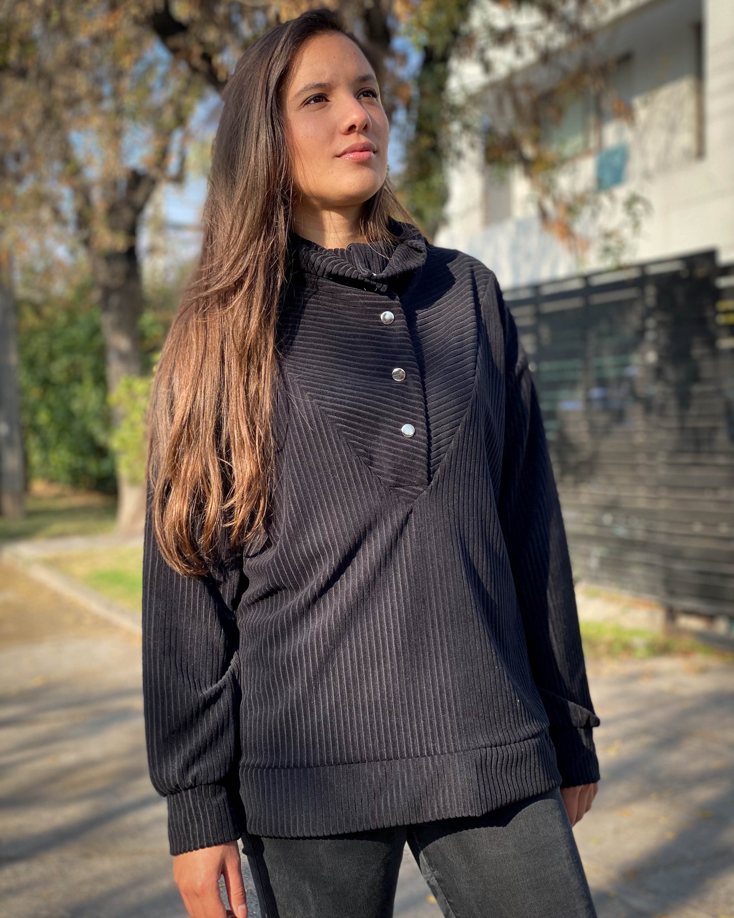 POLERÓN CORDUROY NEGRO.