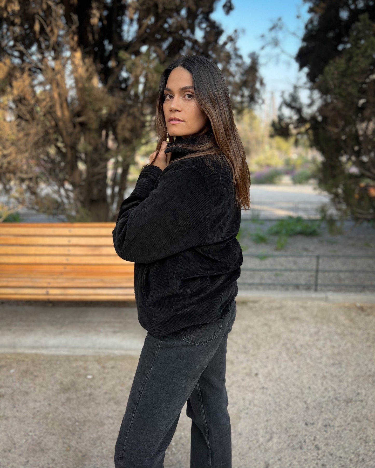 CHAQUETA CORDUROY NEGRA.