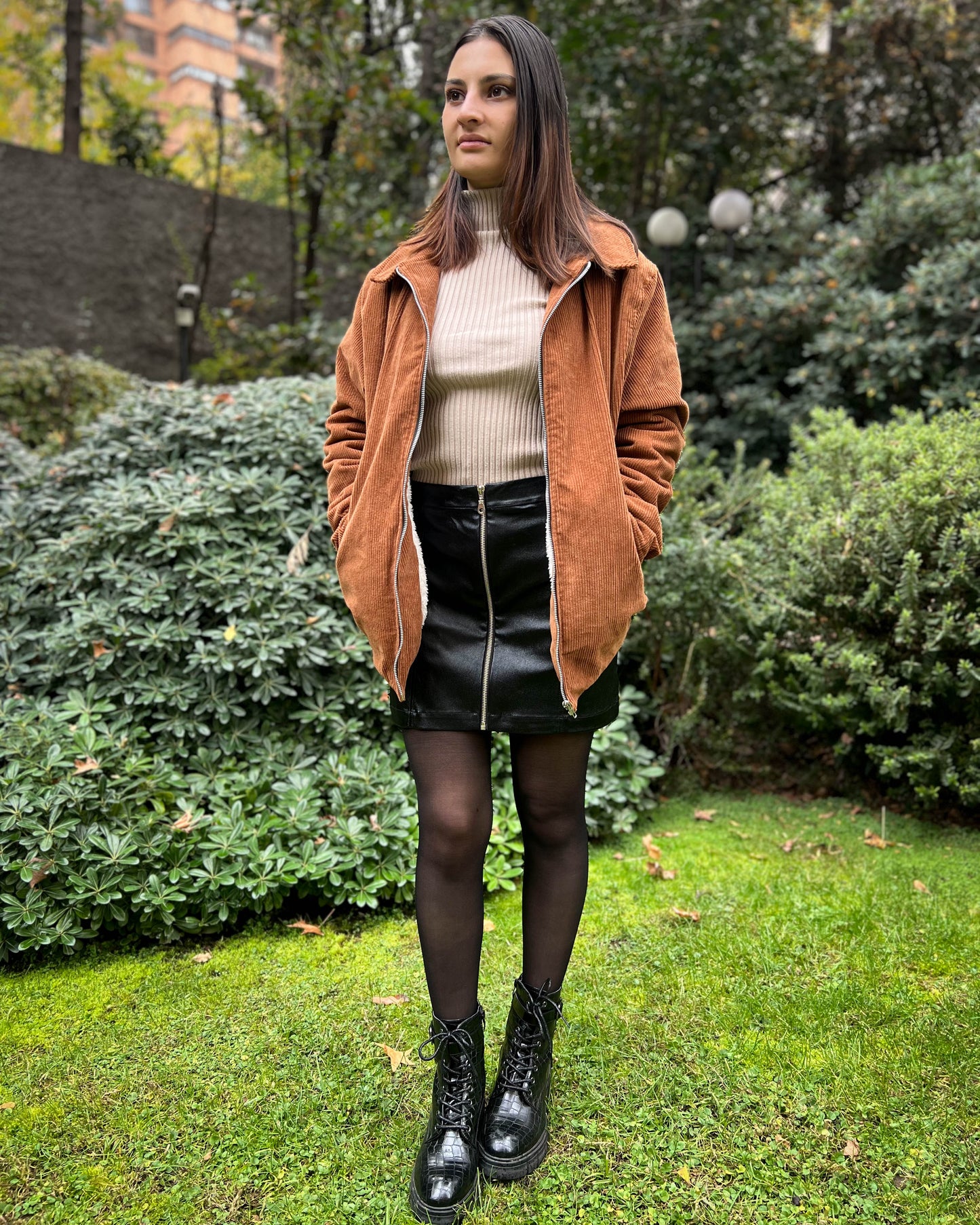 FALDA ECOCUERO CORTA NEGRA.