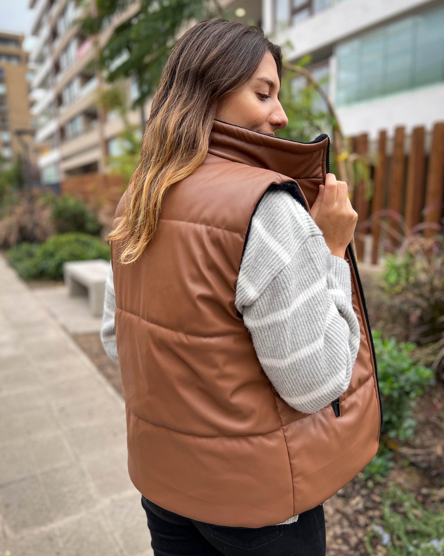 CHAQUETA PUFFA MANGA CORTA CAMEL.
