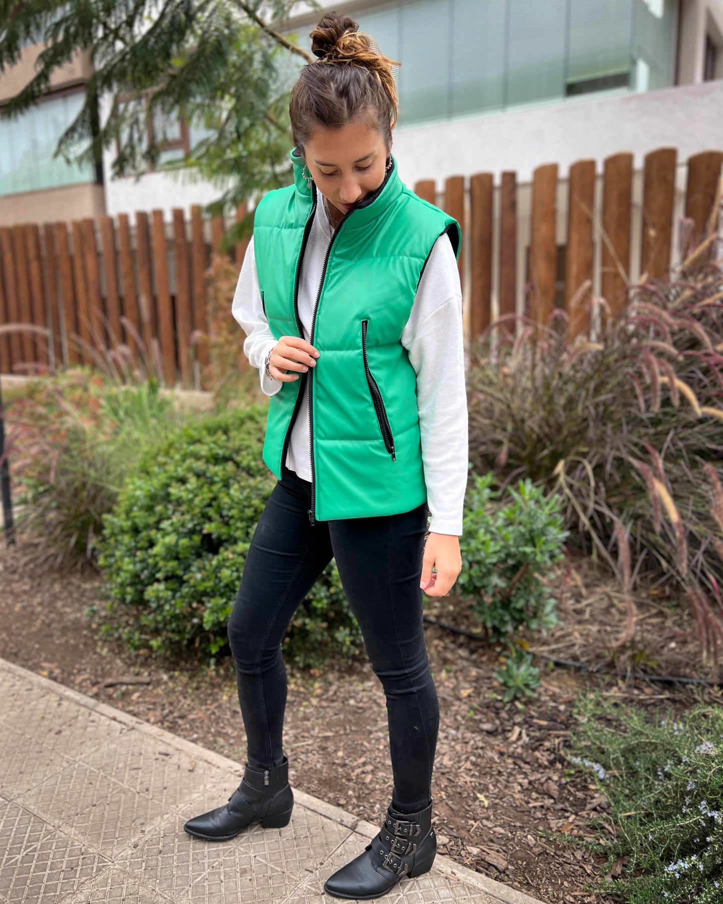 CHAQUETA PUFFA MANGA CORTA VERDE.