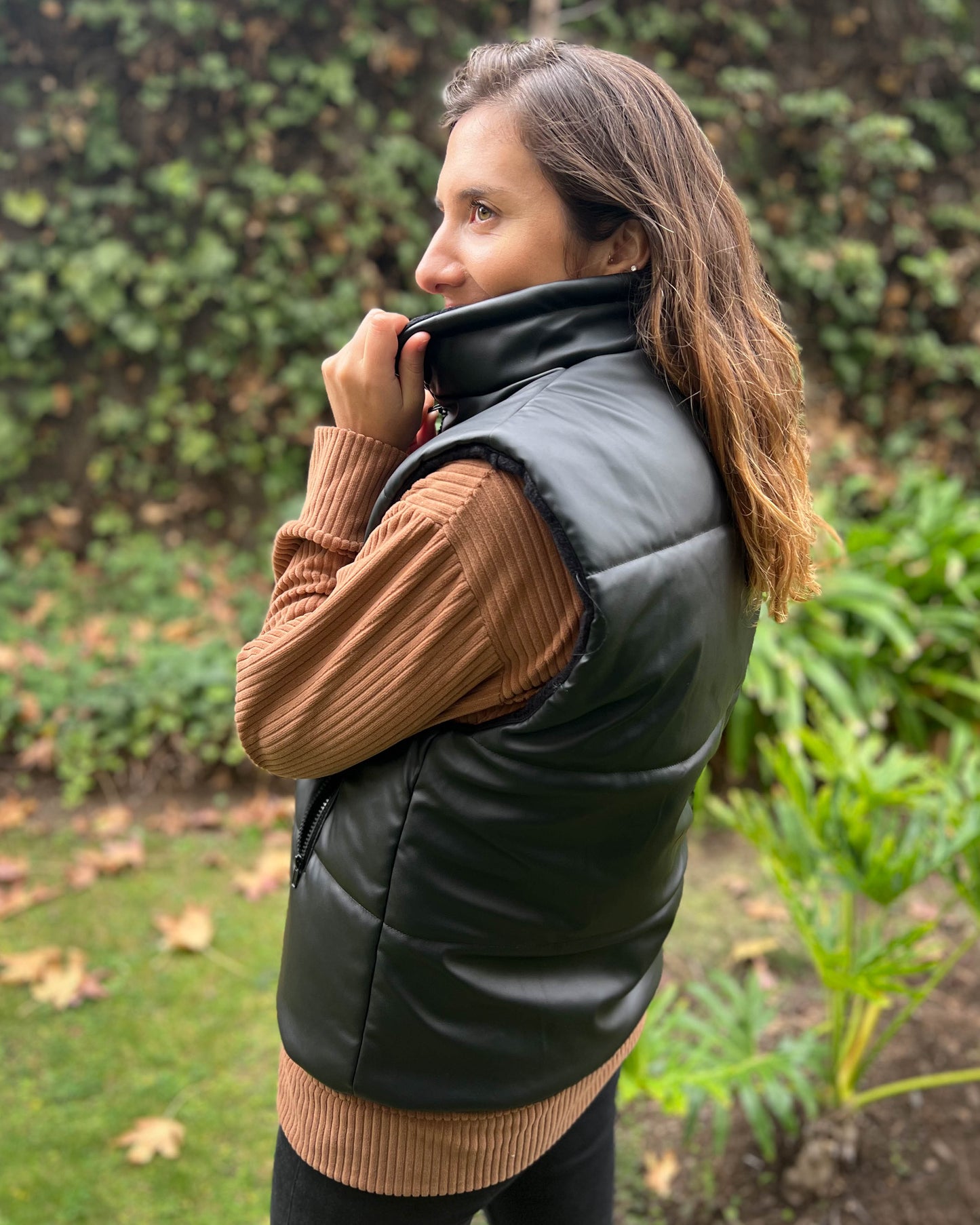 CHAQUETA PUFFA MANGA CORTA NEGRA.