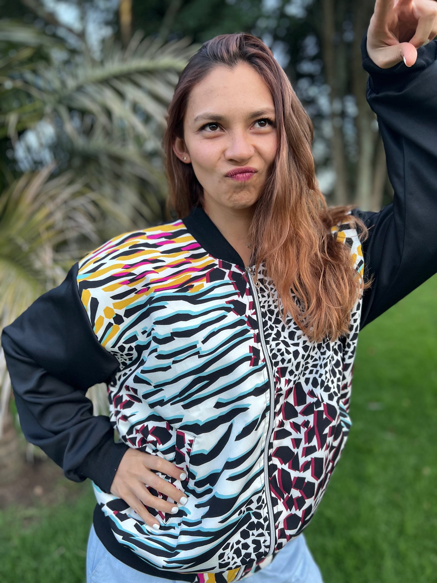 BOMBER JACKET PARTY FUCSIA MANGAS NEGRAS.