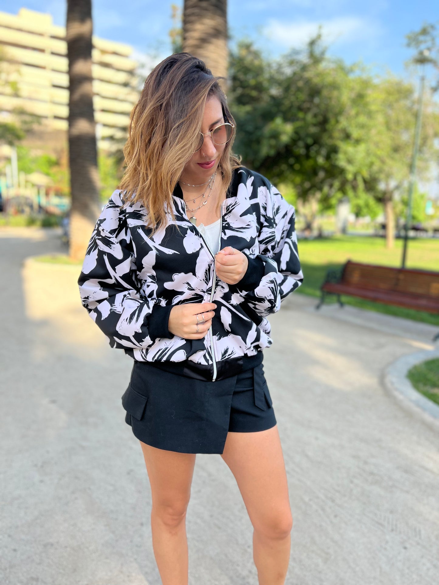 BOMBER NEGRA Y CREMA.