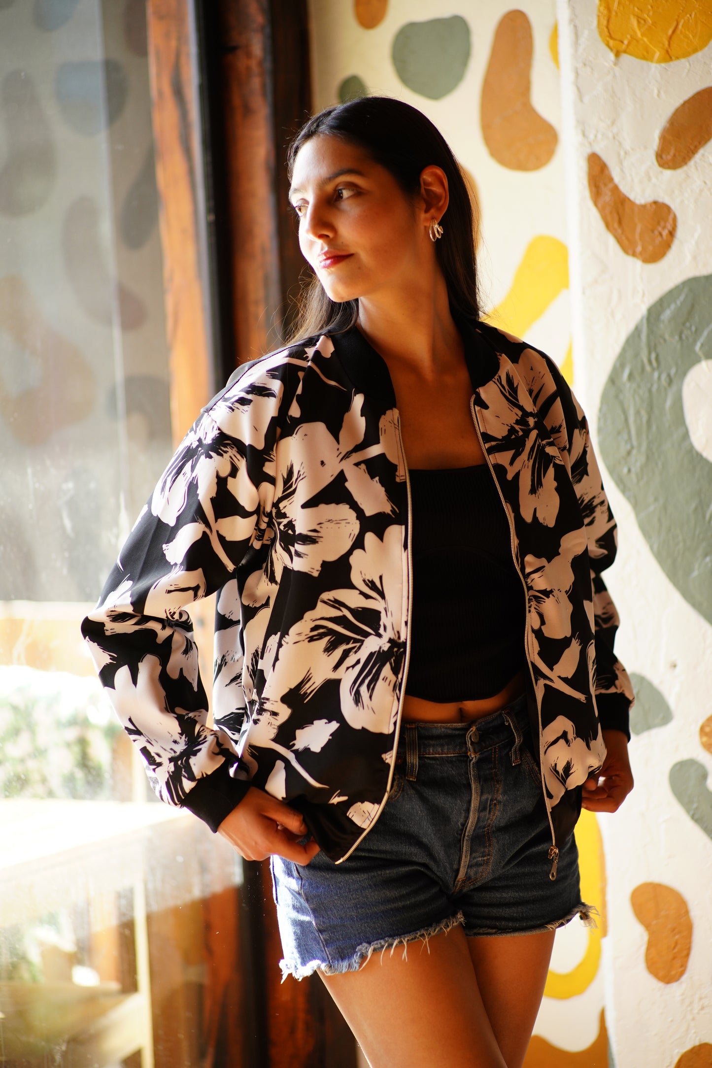 BOMBER NEGRA Y CREMA.