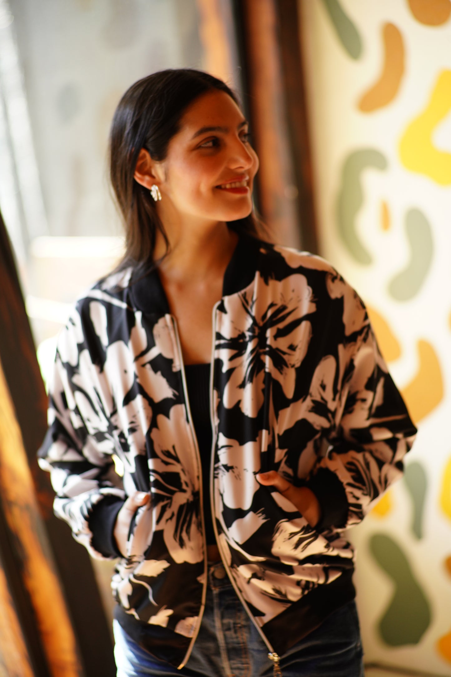 BOMBER NEGRA Y CREMA.