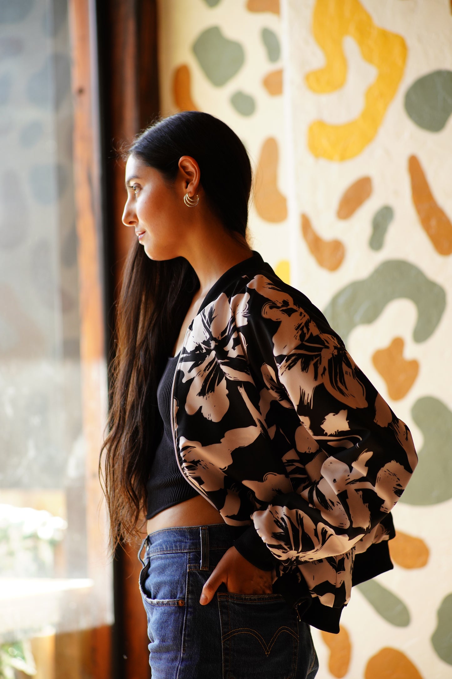 BOMBER NEGRA Y CREMA.