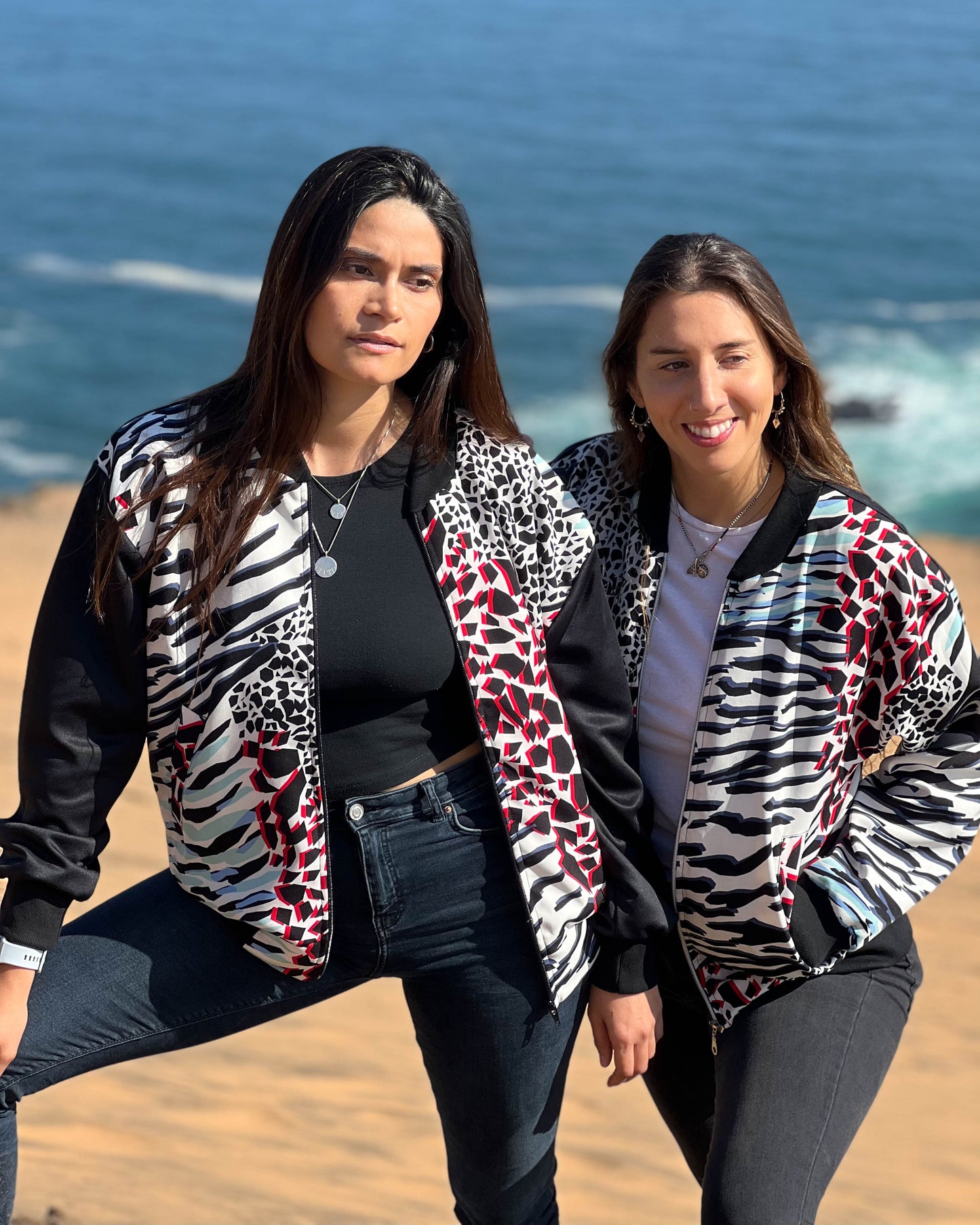 BOMBER JACKET PARTY ROJO MANGA NEGRA.