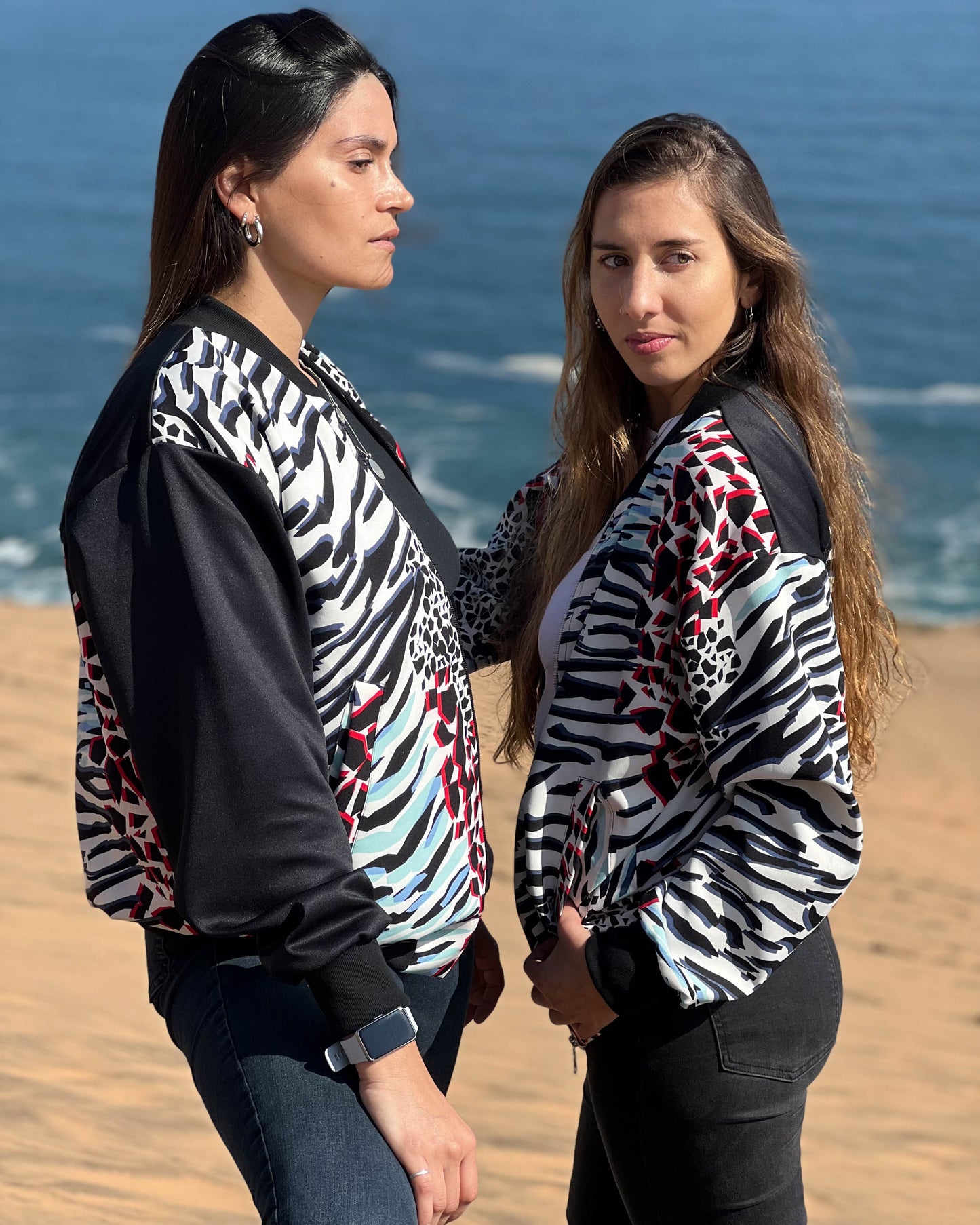 BOMBER JACKET PARTY ROJO MANGA NEGRA.