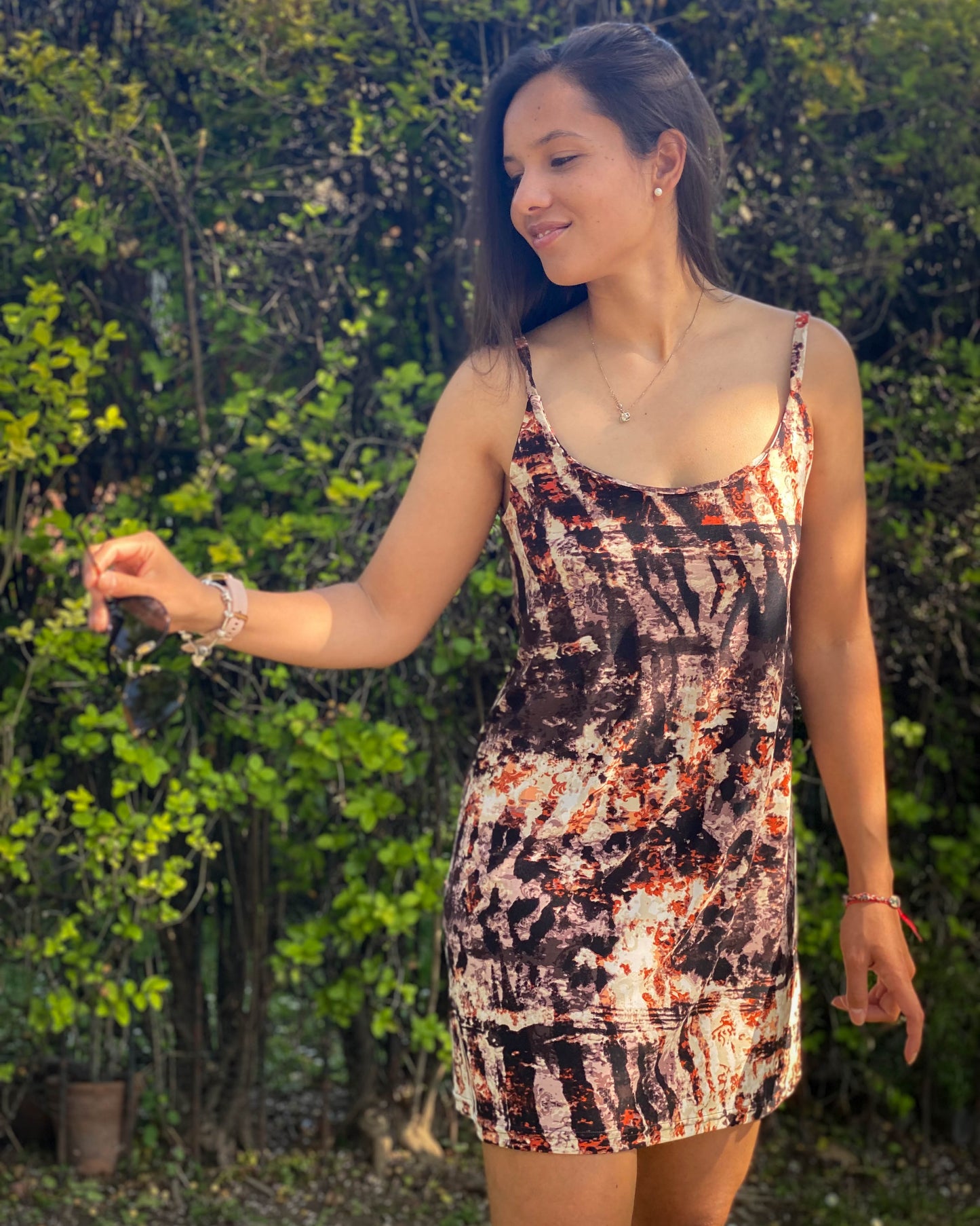 VESTIDO ESCOTE ESPALDA CAFÉ.