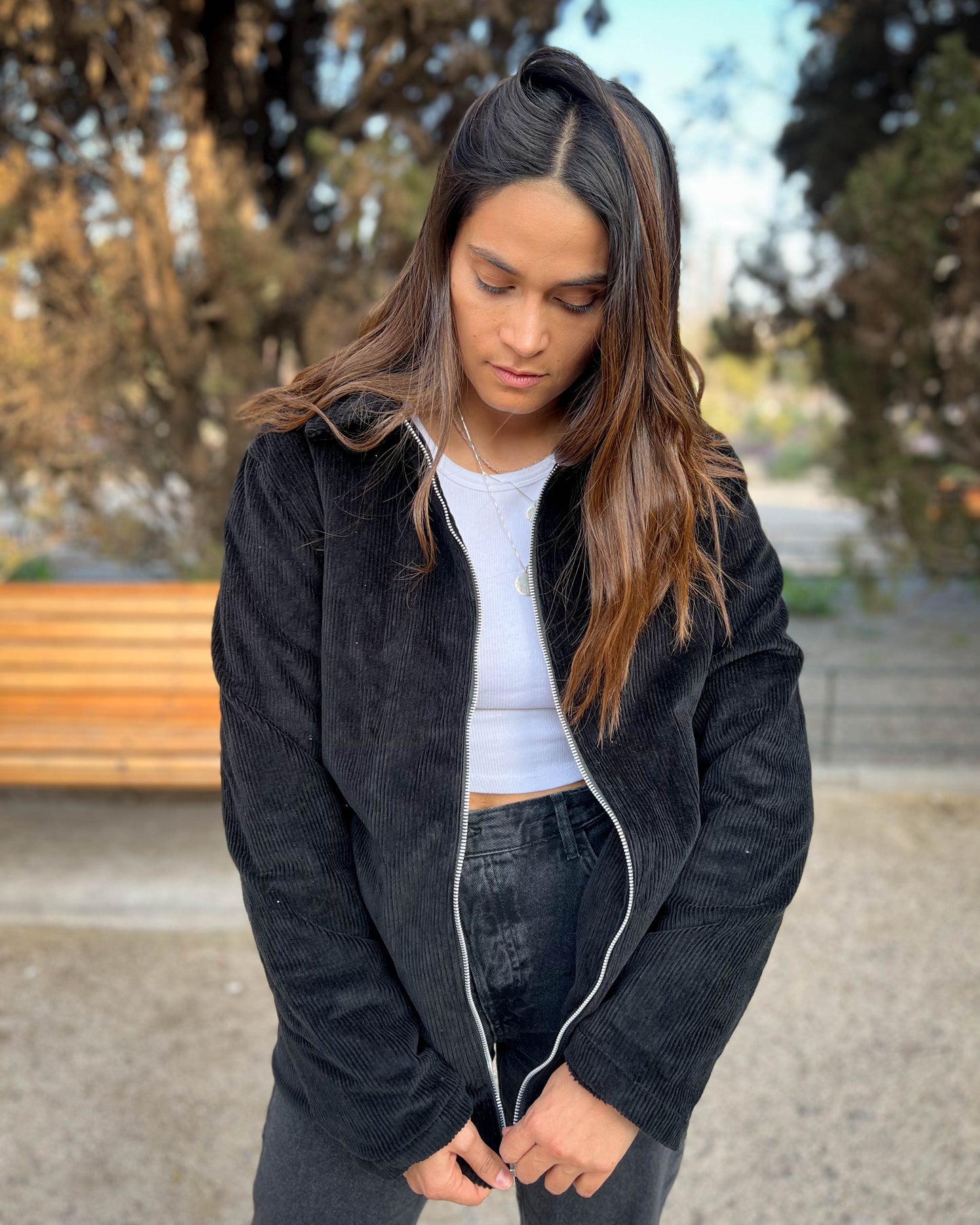 CHAQUETA CORDUROY NEGRA.