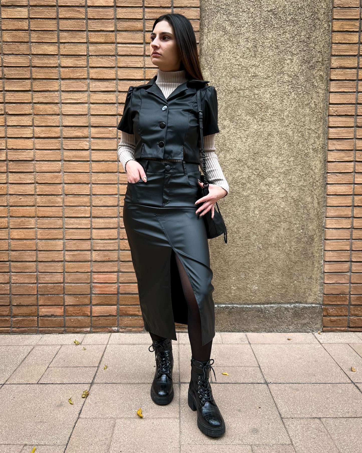 FALDA ECOCUERO LARGA NEGRA.