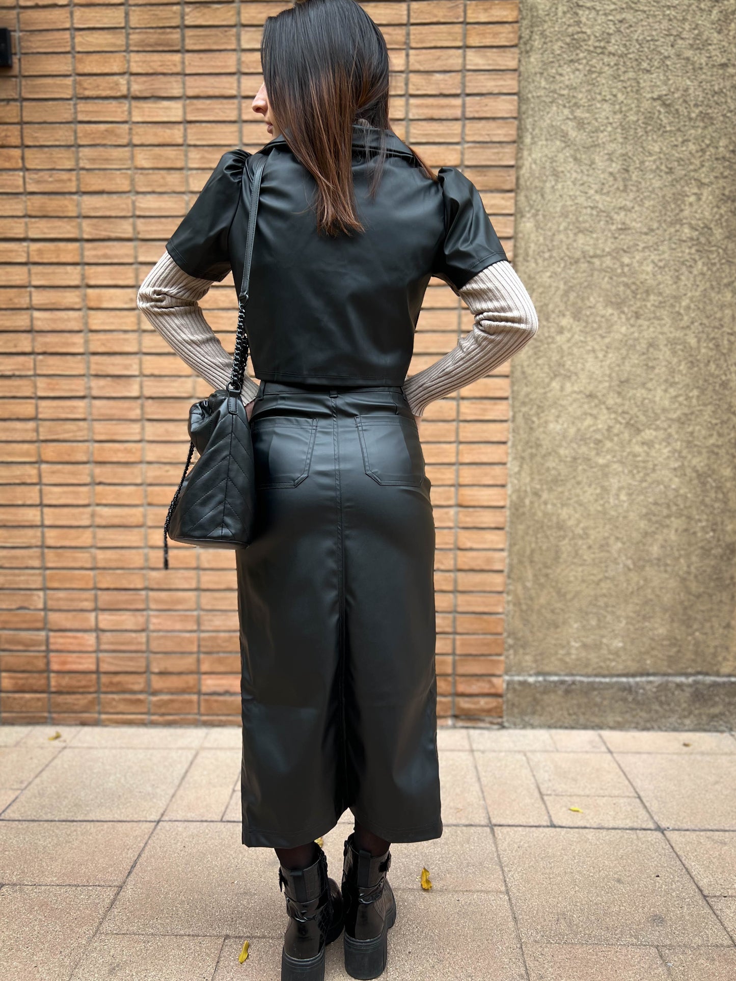 FALDA ECOCUERO LARGA NEGRA.