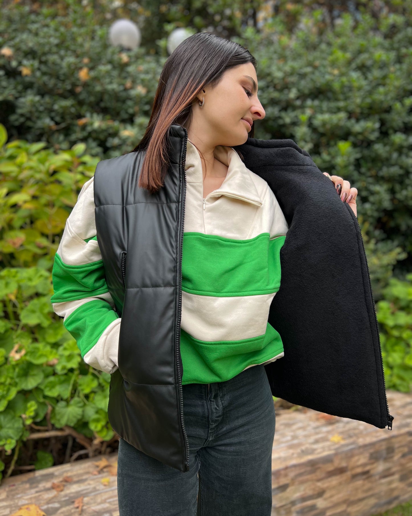 CHAQUETA PUFFA MANGA CORTA NEGRA.