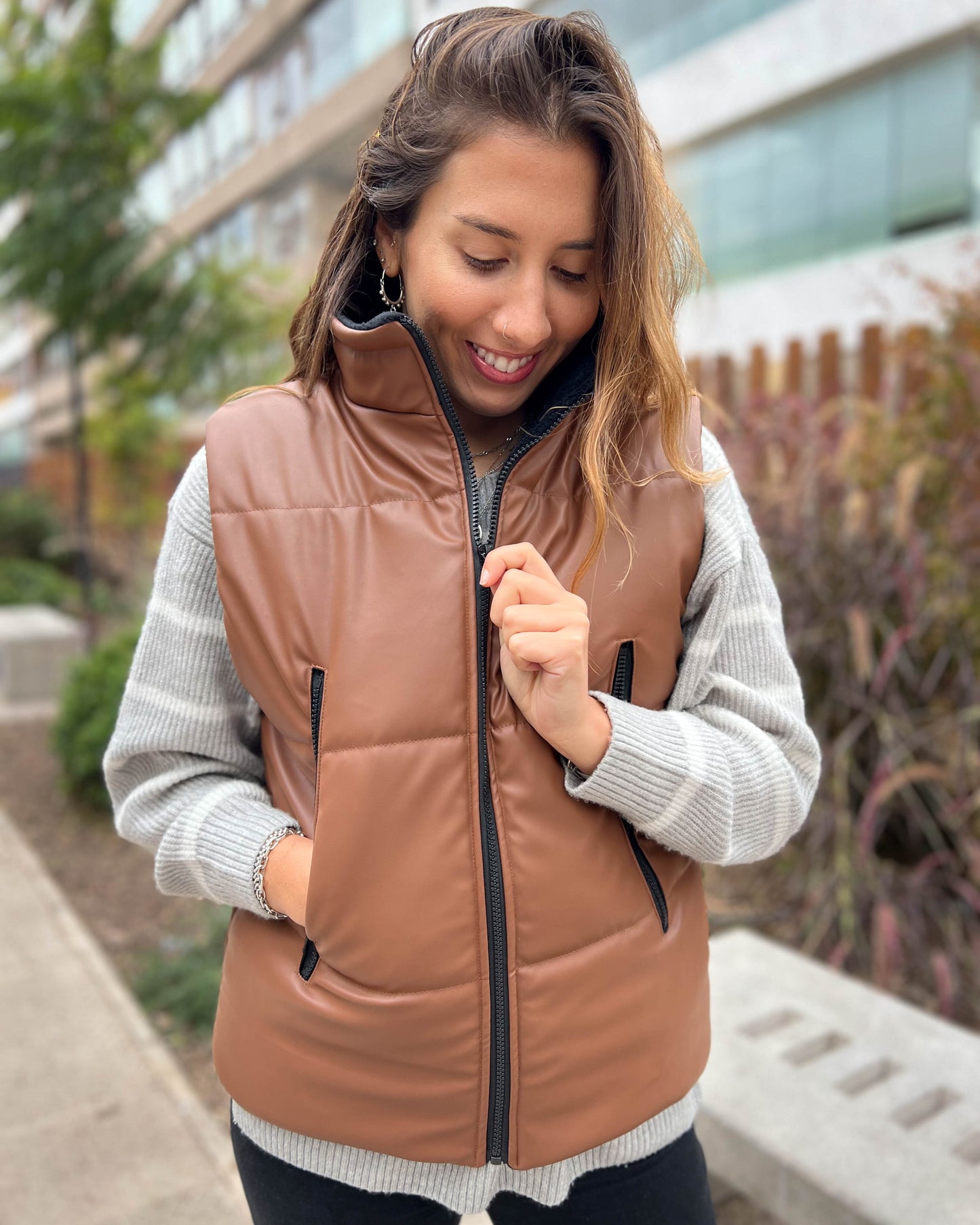 CHAQUETA PUFFA MANGA CORTA CAMEL.