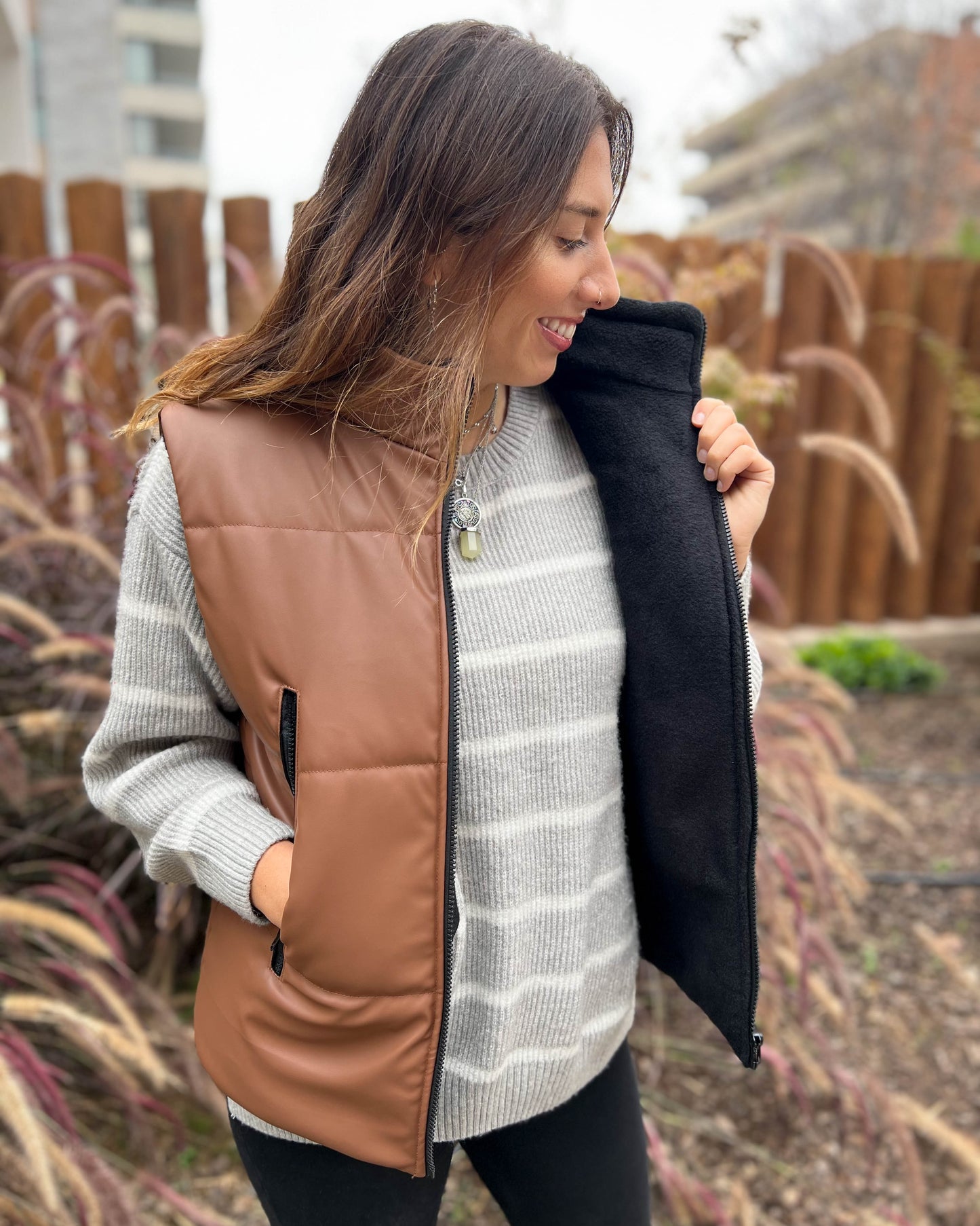 CHAQUETA PUFFA MANGA CORTA CAMEL.