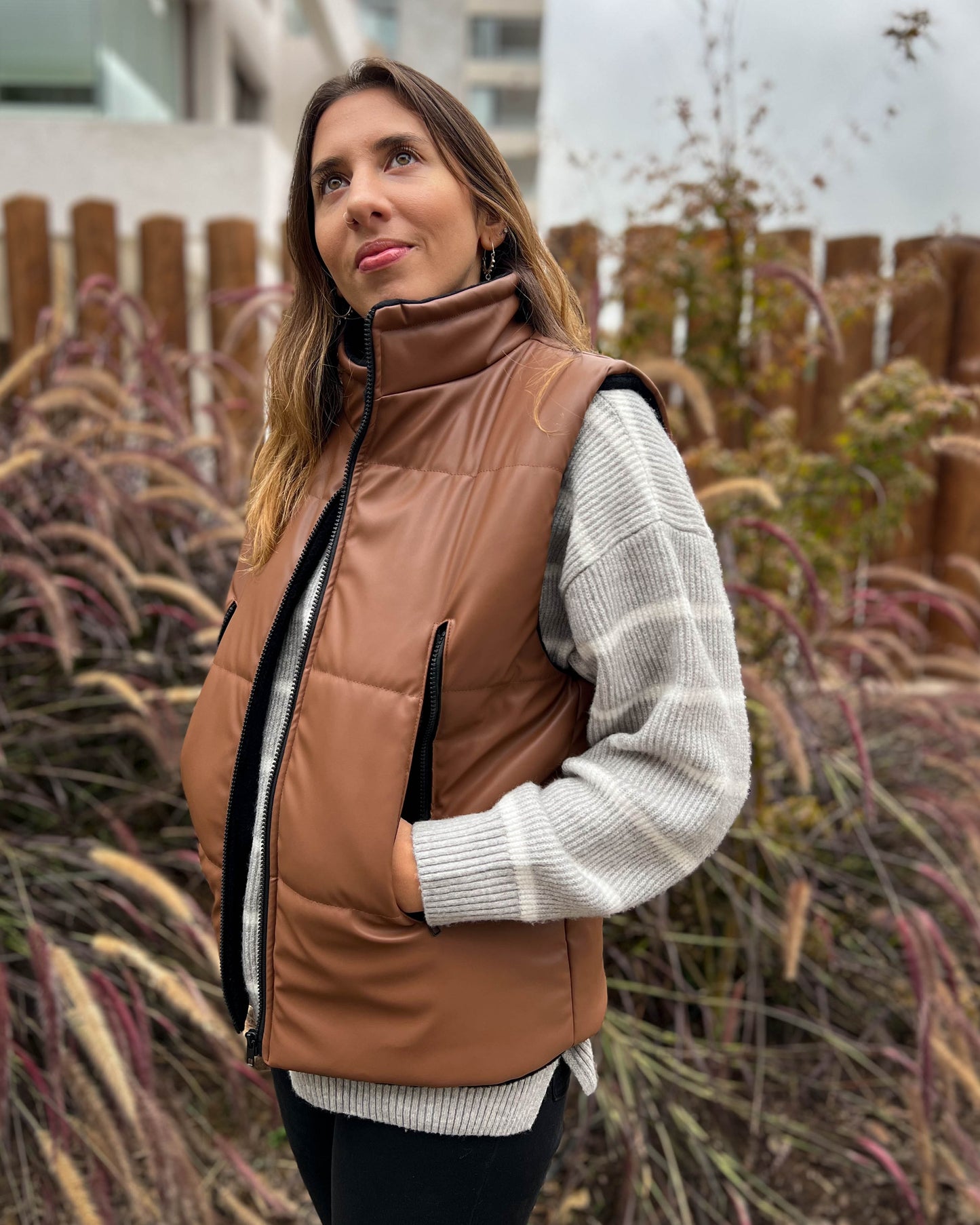 CHAQUETA PUFFA MANGA CORTA CAMEL.