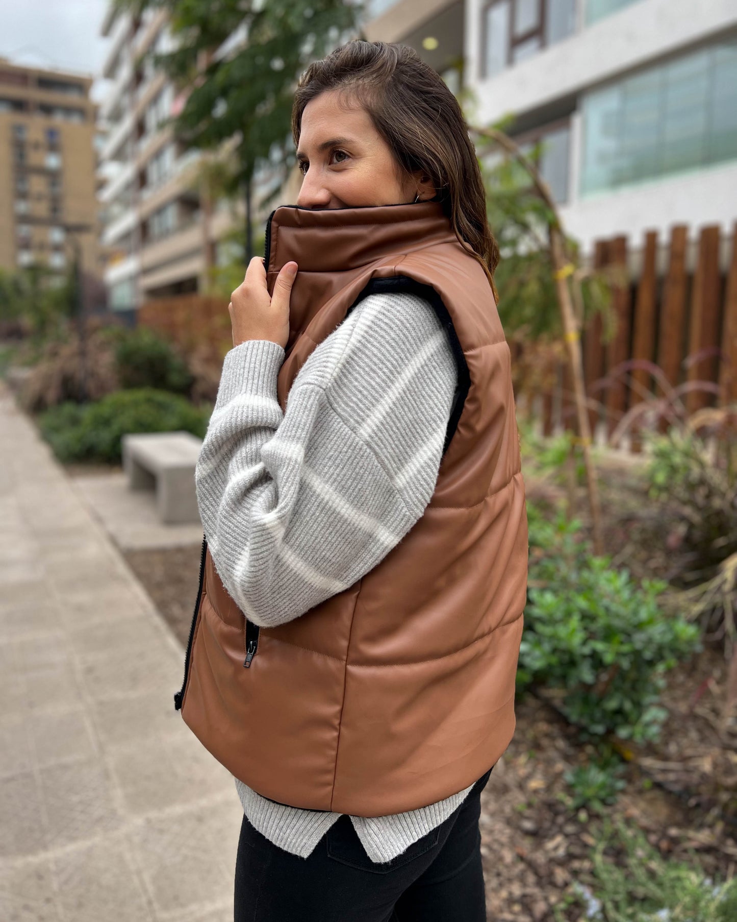 CHAQUETA PUFFA MANGA CORTA CAMEL.