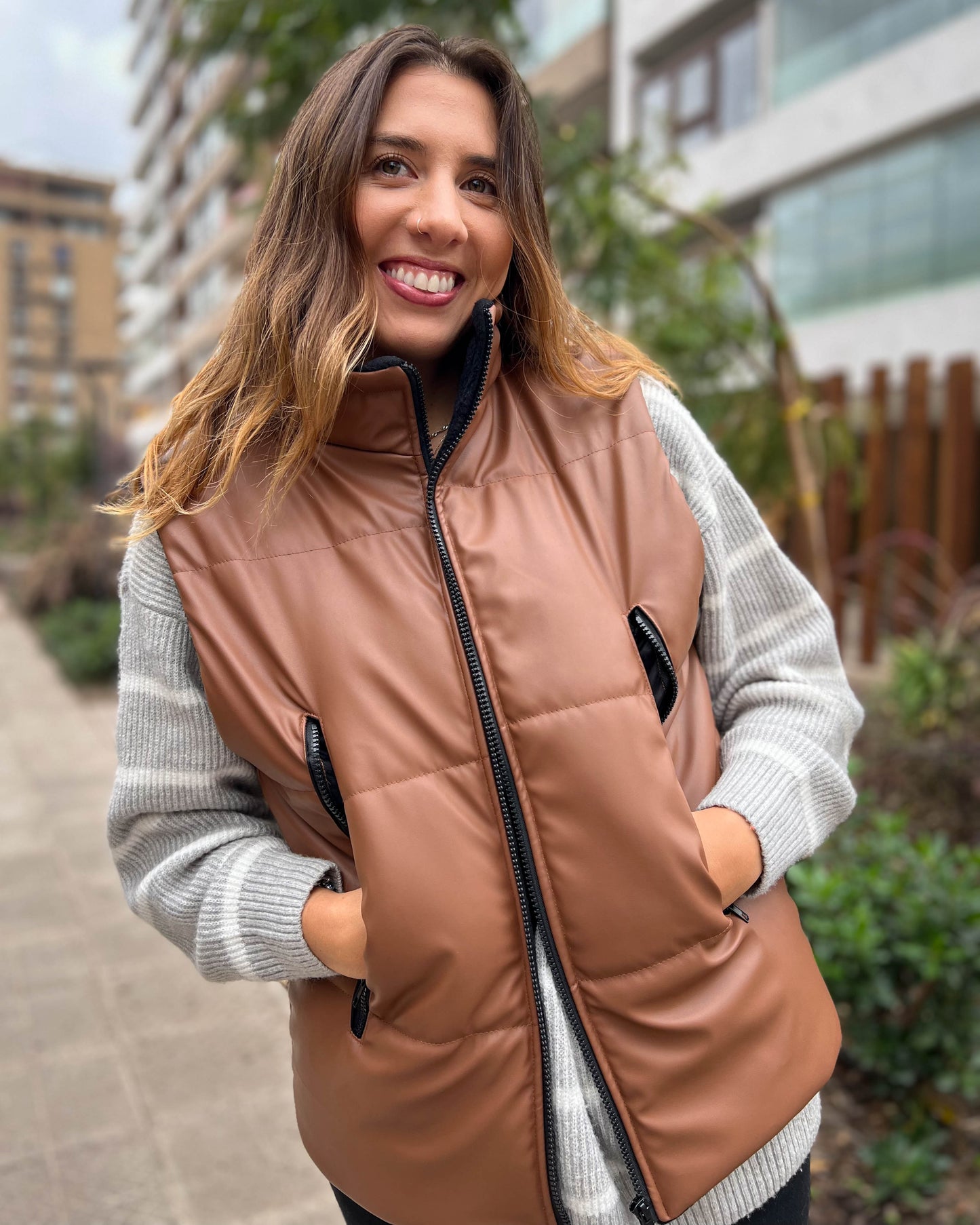 CHAQUETA PUFFA MANGA CORTA CAMEL.