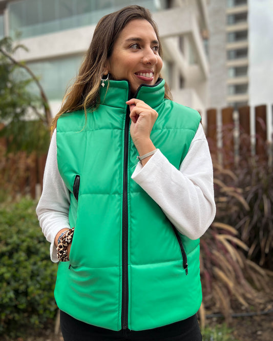 CHAQUETA PUFFA MANGA CORTA VERDE.