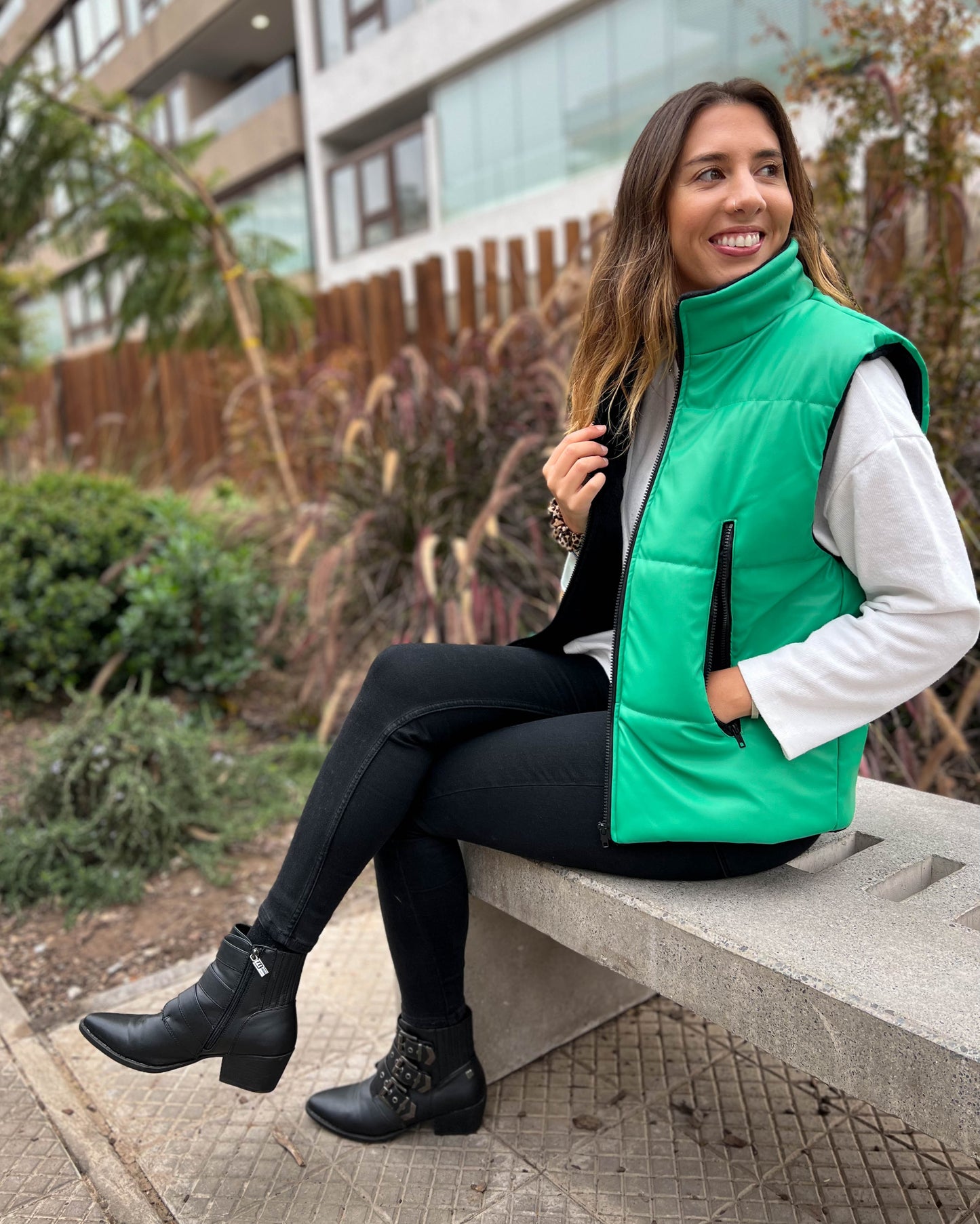 CHAQUETA PUFFA MANGA CORTA VERDE.