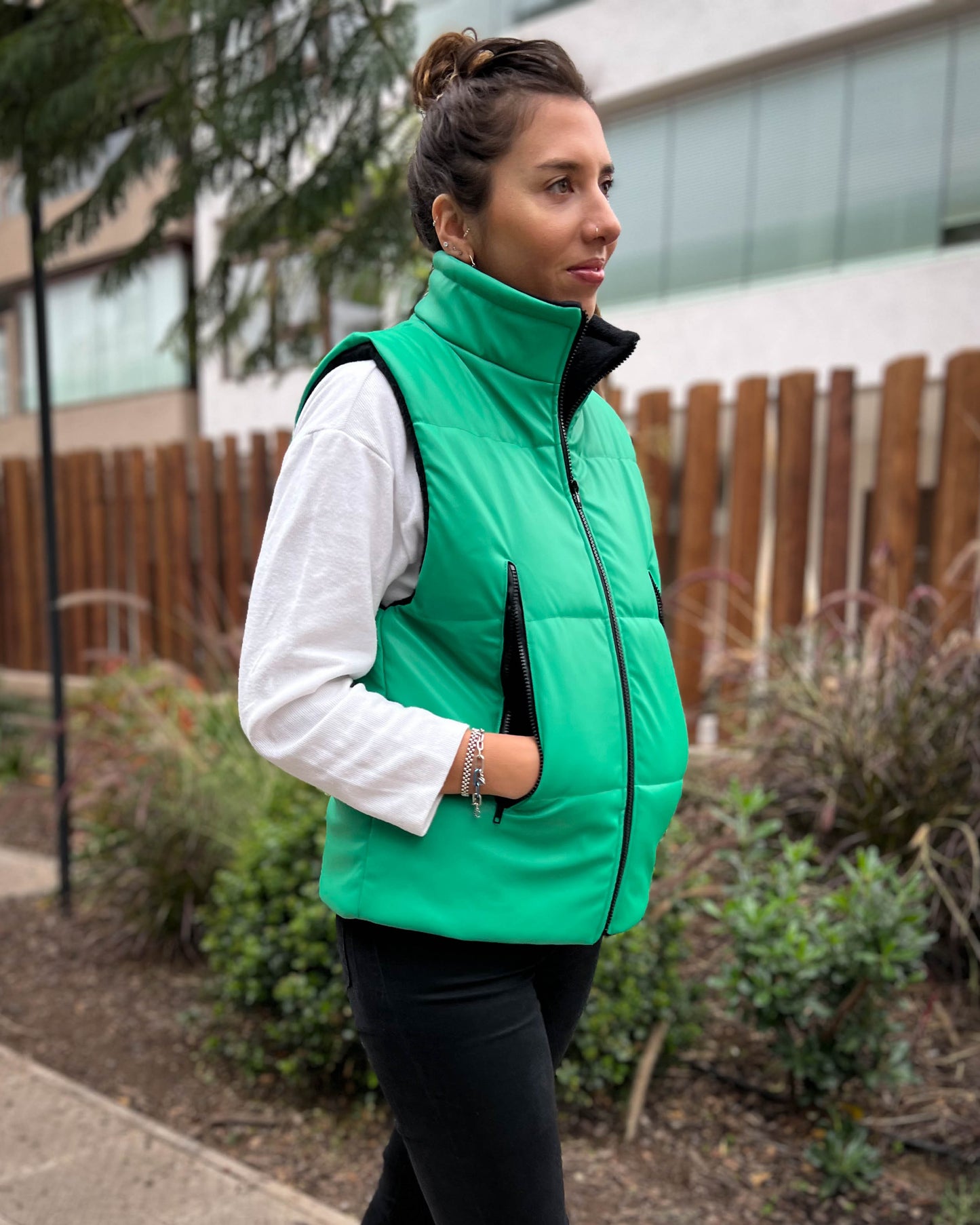 CHAQUETA PUFFA MANGA CORTA VERDE.