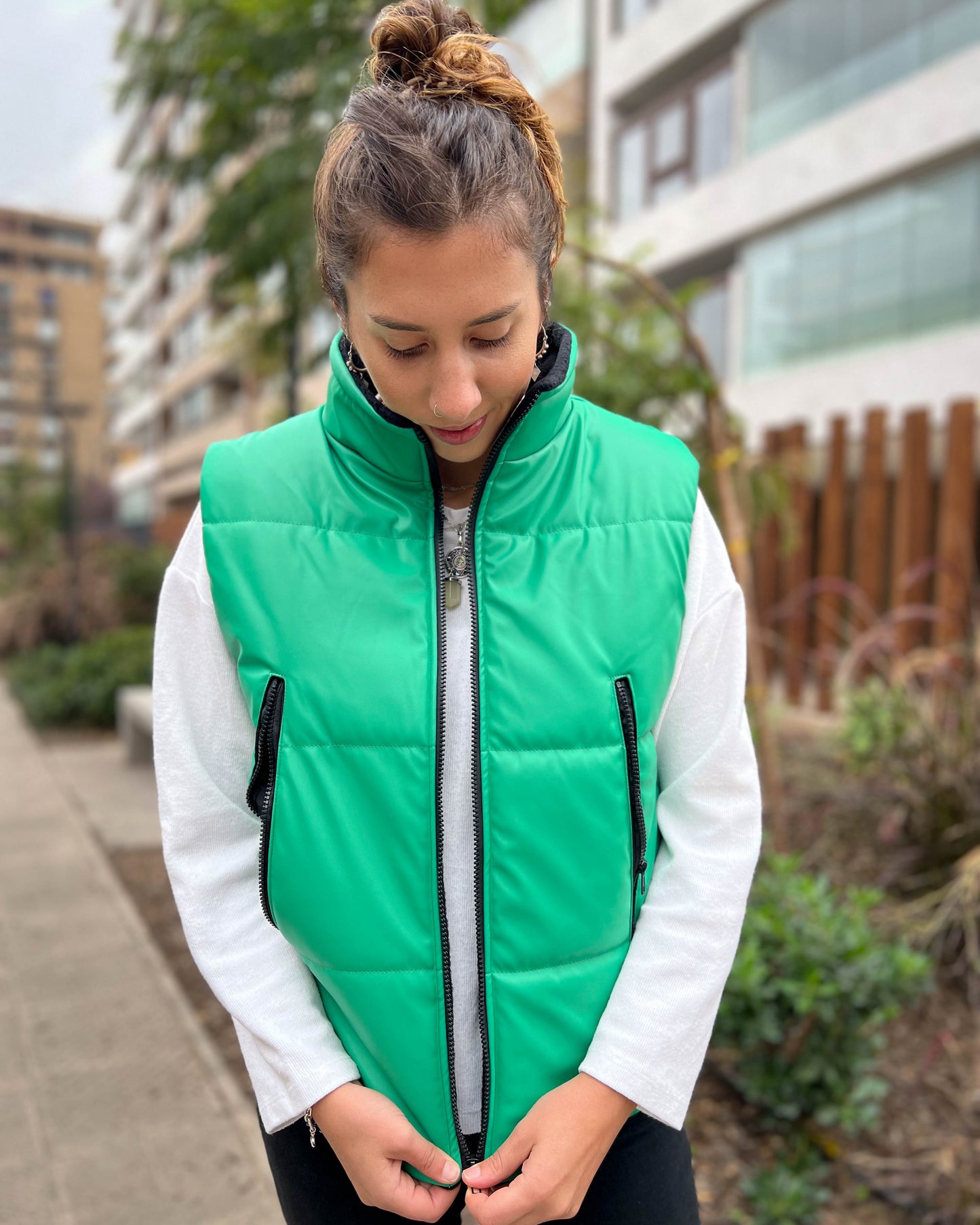 CHAQUETA PUFFA MANGA CORTA VERDE.
