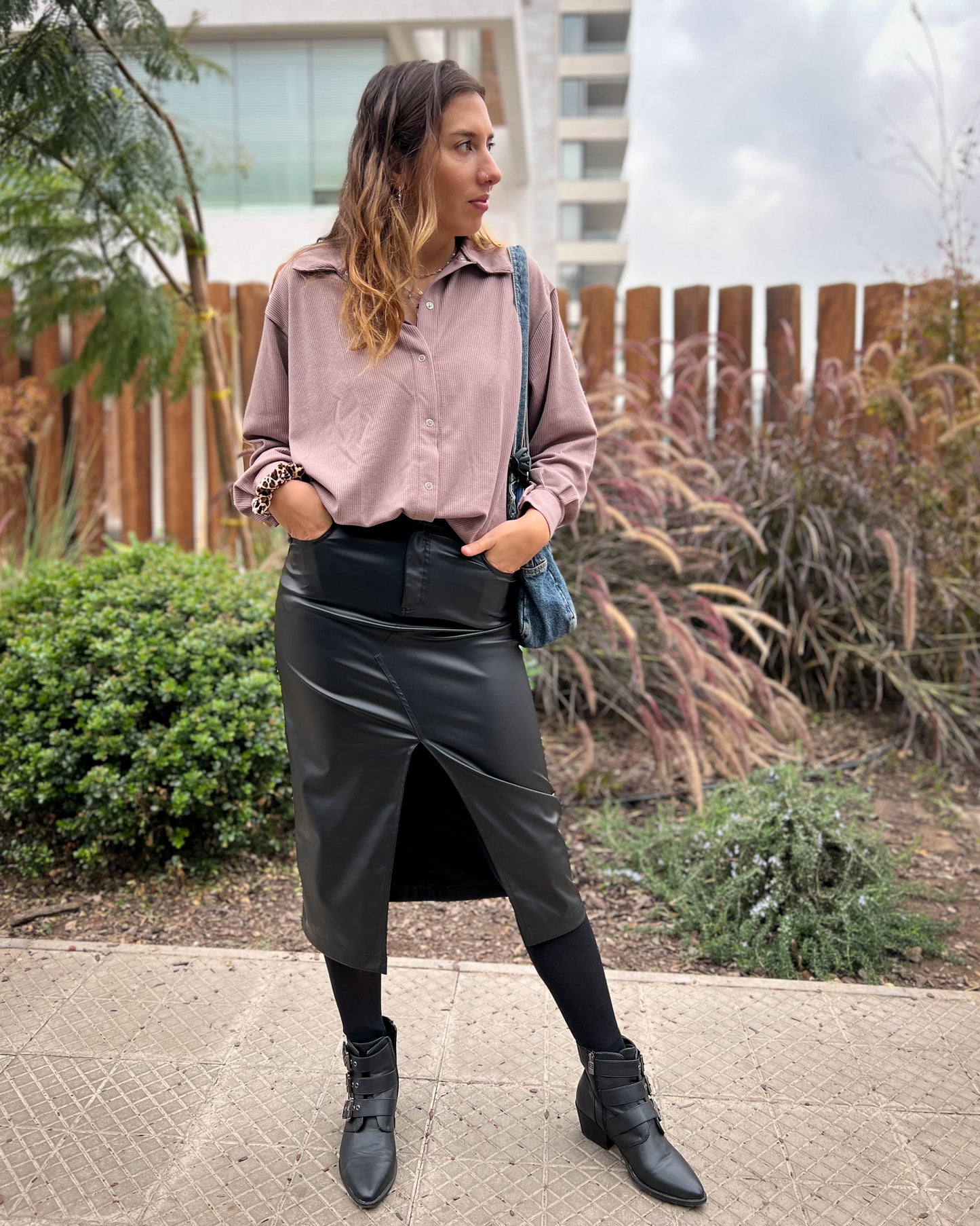 FALDA ECOCUERO LARGA NEGRA.