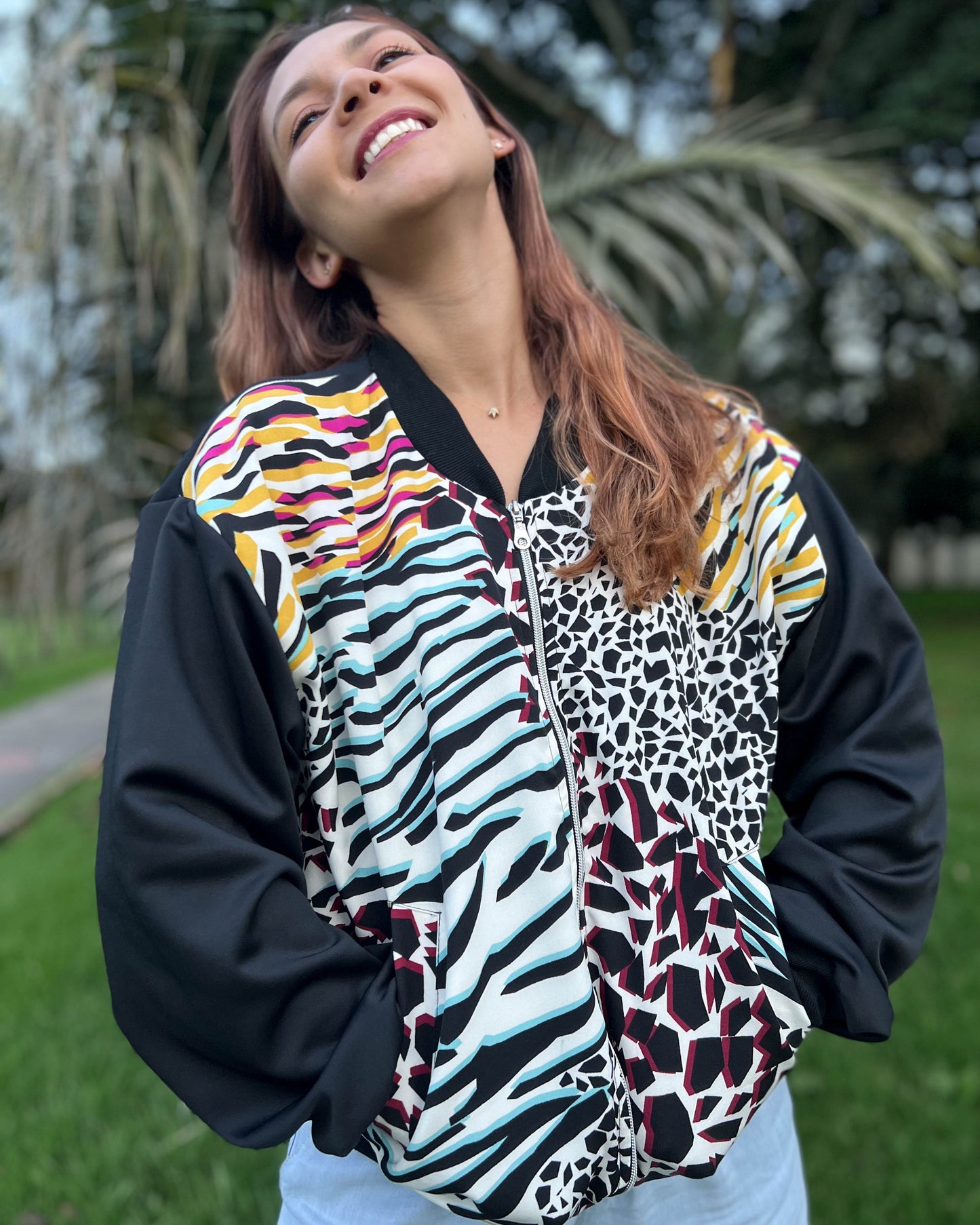 BOMBER JACKET PARTY FUCSIA MANGAS NEGRAS.