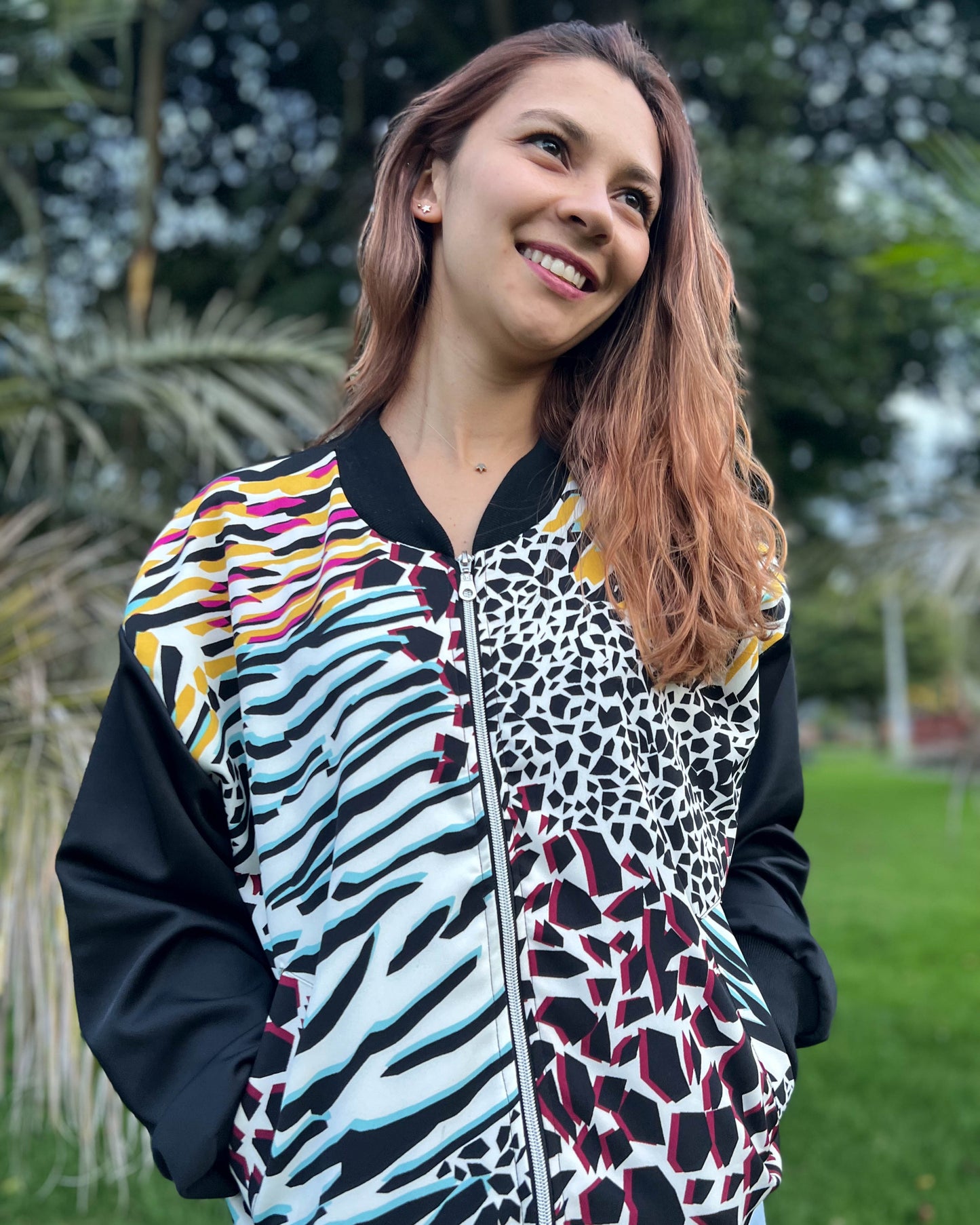 BOMBER JACKET PARTY FUCSIA MANGAS NEGRAS.