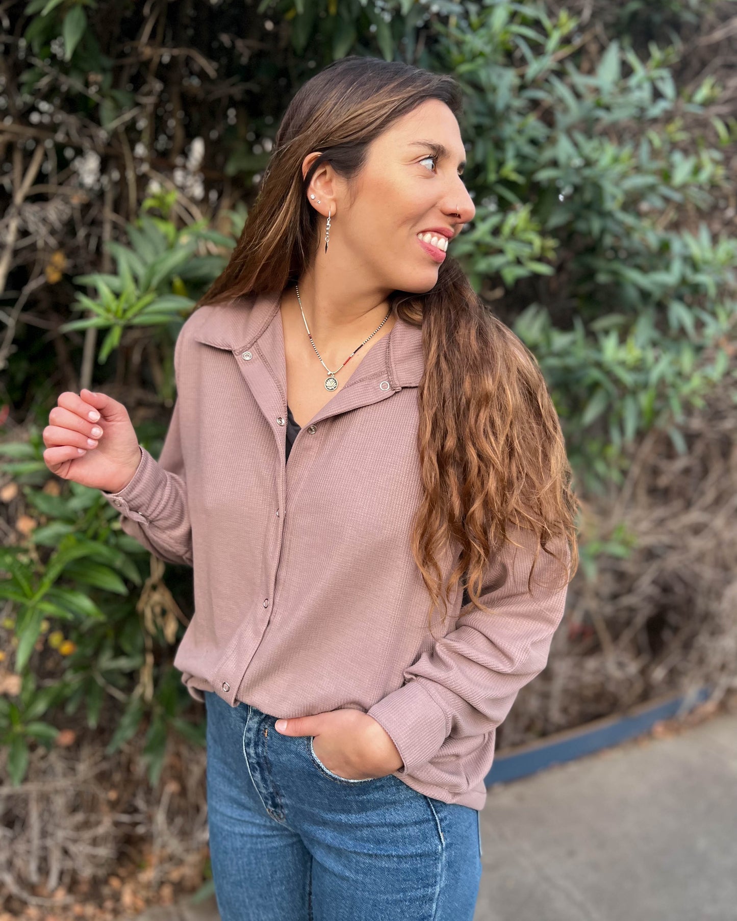 MAXICAMISA CAFÉ ROSÁCEO.