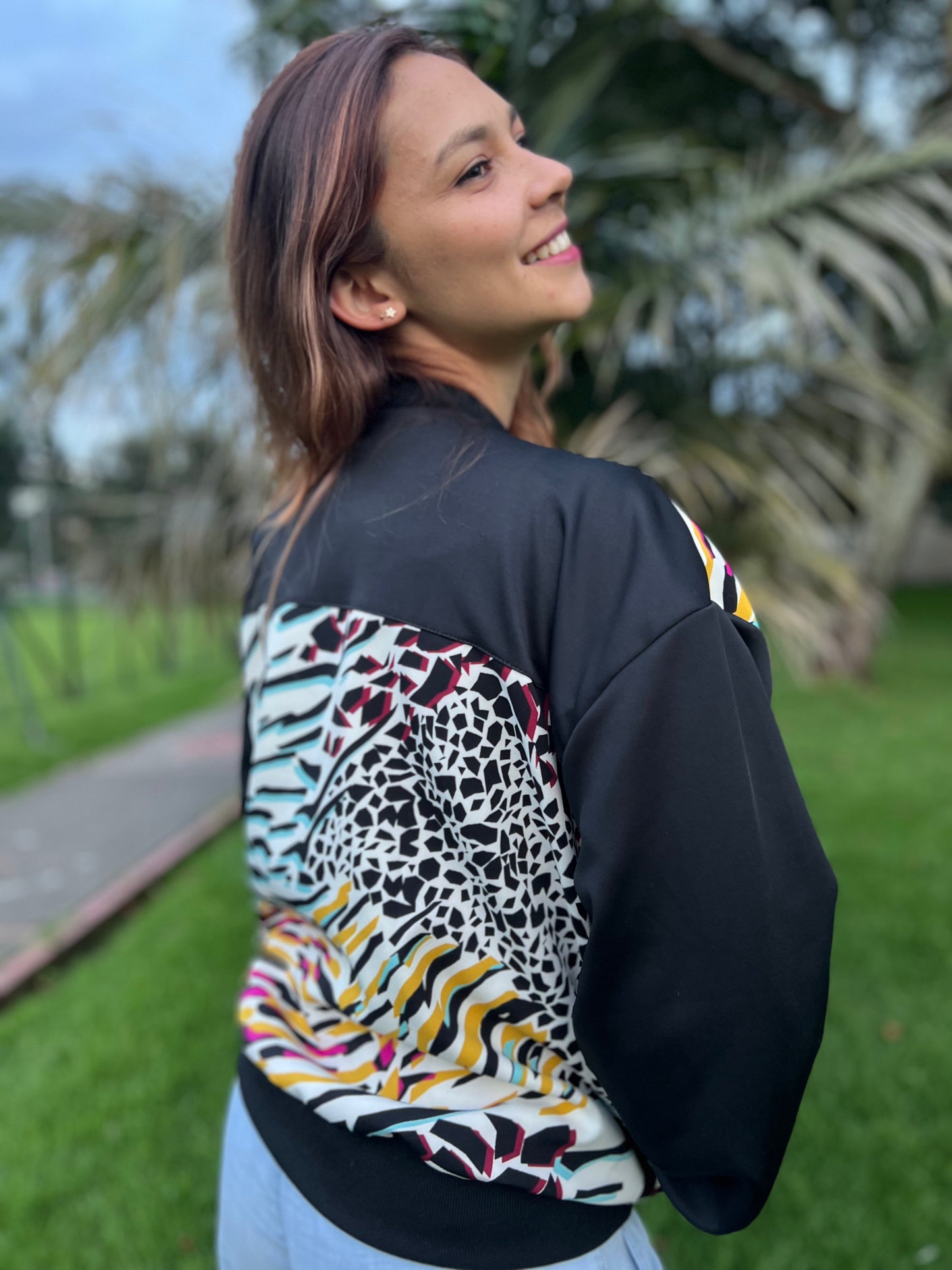 BOMBER JACKET PARTY FUCSIA MANGAS NEGRAS.